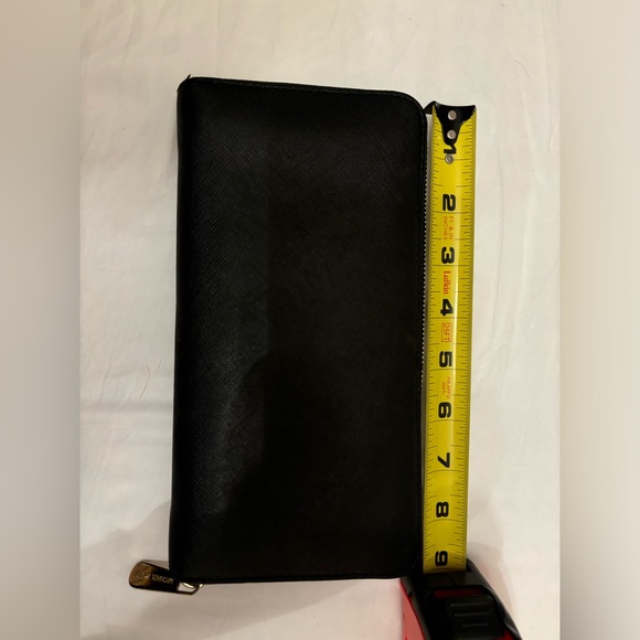 Large black Michael Kors travel wallet - Picture 4 of 4